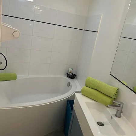 Rez De Chaussee Avec Cour Privee *