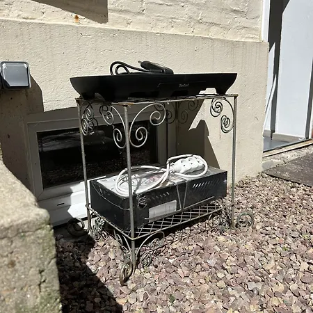 Rez De Chaussee Avec Cour Privee *