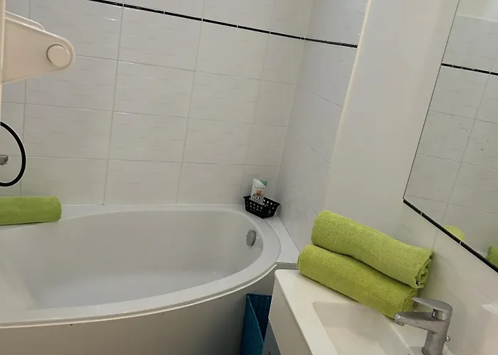 Rez De Chaussée Avec Cour Privée *