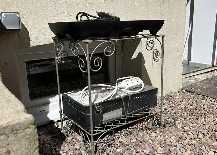 Rez De Chaussée Avec Cour Privée *